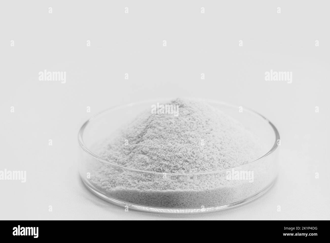 Dicalciumphosphat, das als dibasisches Calcium oder monohydrogenes Calciumphosphat, Pulver oder Mikrogranulat bezeichnet wird, kann in Mischungen für Futtermittel mit verwendet werden Stockfoto