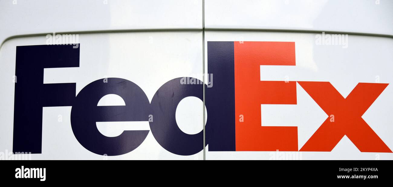 FedEx-Schild auf einem weißen Lieferwagen. FedEx Corporation ist ein amerikanisches multinationales Unternehmen, das sich auf Transport, E-Commerce und Unternehmensdienstleistungen konzentriert. Stockfoto
