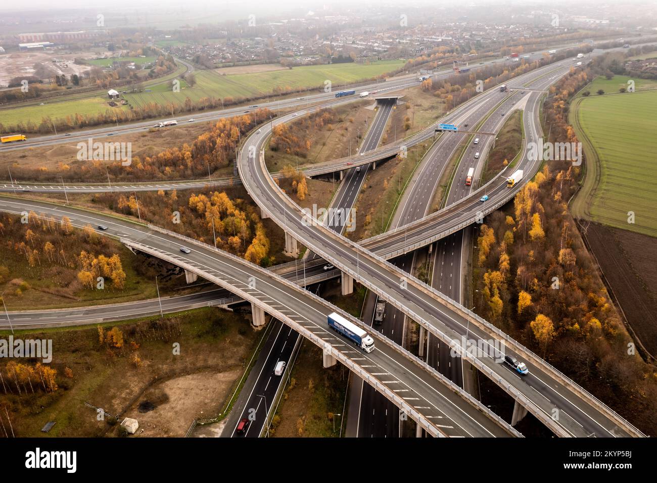 Ein Blick aus der Vogelperspektive über eine komplexe Autobahnkreuzung an der Ferrybridge in Yorkshire mit Zufahrtsstraßen und Überbrückungen, die die Autobahnen M62 und M1 verbinden Stockfoto
