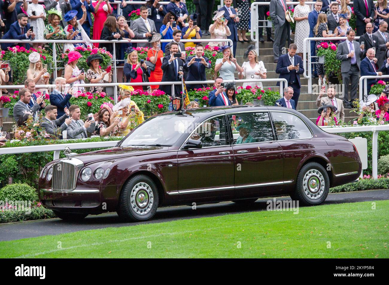 Ascot, Berkshire, Großbritannien. 19.. Juni 2021. Königin Elizabeth II. Besuchte heute Royal Ascot mit Lady Susan Hussey. Ihre Majestät kam im Royal Parade Ring auf der Ascot Rennbahn an, in einem Chauffeur, der Bentley fuhr, anstatt der üblichen Pferdekutsche. Ihre Majestät trug einen mintgrünen, plissierten Etuikittel und einen passenden Hut mit pinkfarbenen und grünen Seidenrosen. Kredit: Maureen McLean/Alamy Stockfoto