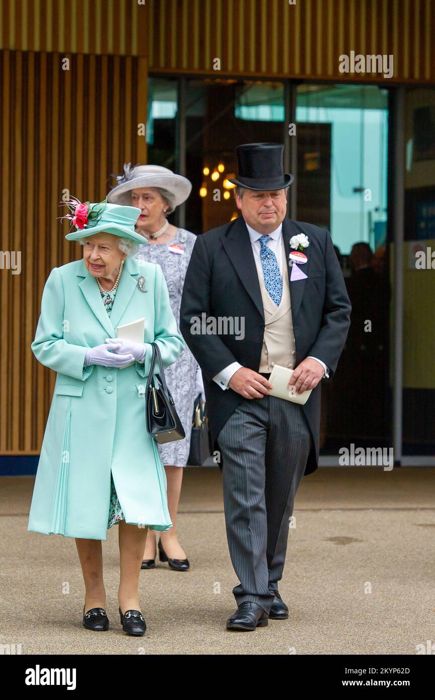 Ascot, Berkshire, Großbritannien. 19.. Juni 2021. Königin Elizabeth II. Besuchte heute Royal Ascot mit Lady Susan Hussey. Ihre Majestät fährt von der Ascot Rennbahn in einem Chauffeur-Bentley ab. Ihre Majestät trug einen mintgrünen, plissierten Etuikittel und einen passenden Hut mit pinkfarbenen und grünen Seidenrosen. Sir Francis Brooke, der Repräsentant Ihrer Majestät, brachte Ihre Majestät nach der Abfahrt von der Rennbahn zu ihrem Auto. Kredit: Maureen McLean/Alamy Stockfoto