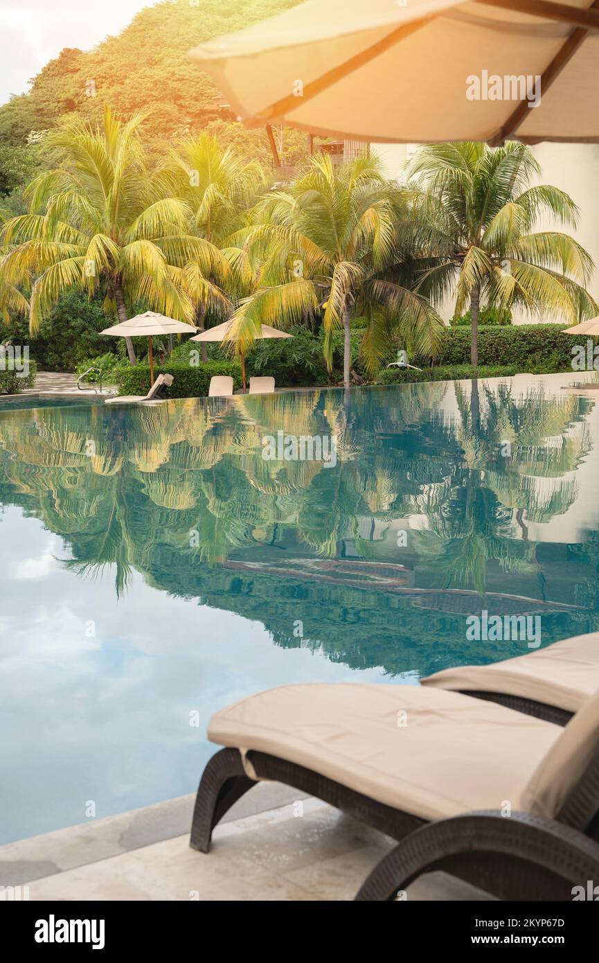 Luxuriöser Pool im tropischen Resort an hellen sonnigen Tagen Stockfoto