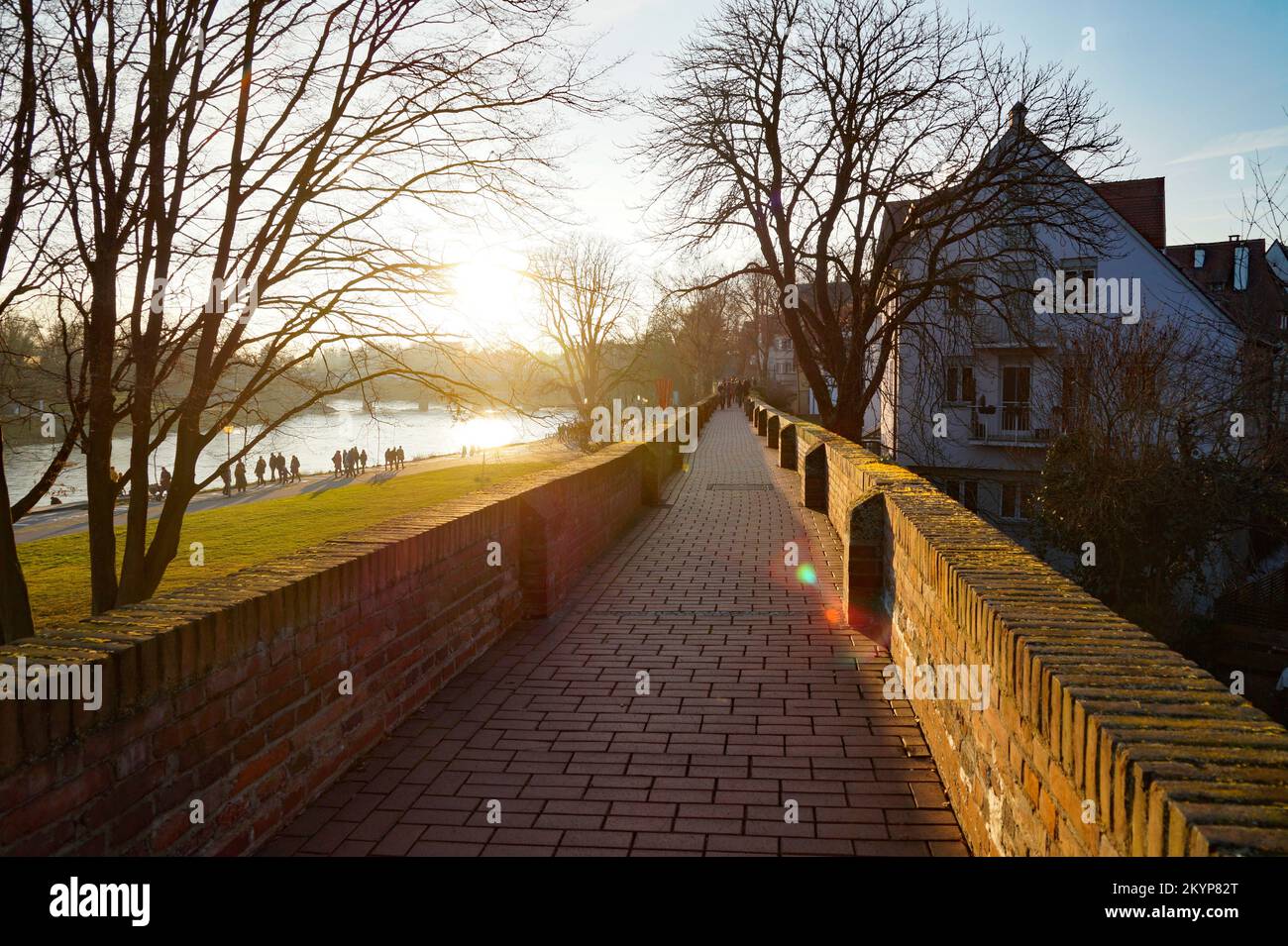 Malerischer Blick auf die winterliche Stadt Ulm mit ihrer berühmten Ziegelsteinmauer und antiken Fachwerkhäusern an einem sonnigen Weihnachtsabend in Deutschland Stockfoto