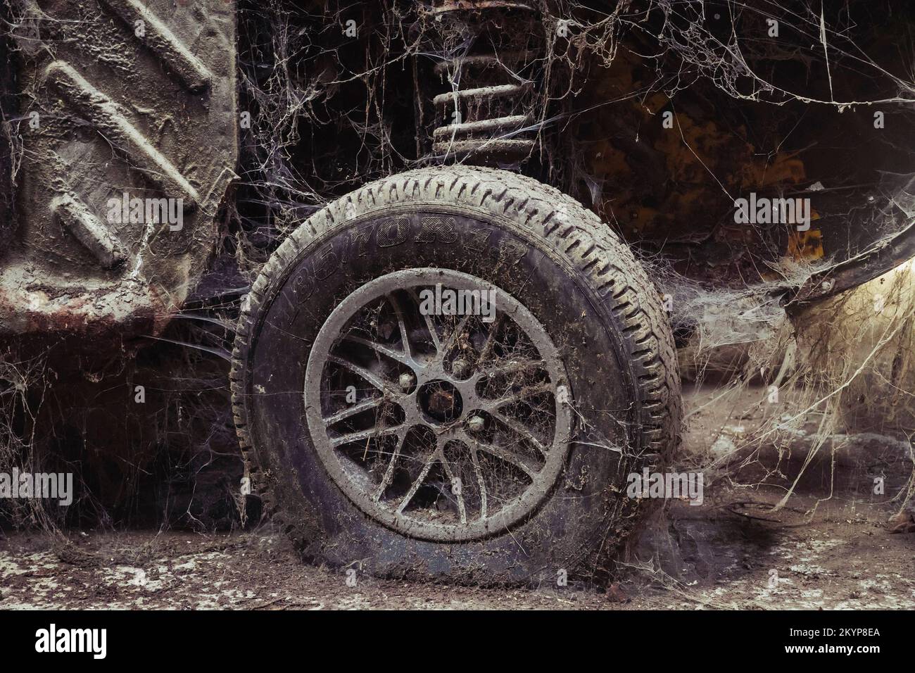 Altes zerlegtes Auto in einer verlassenen Fabrik Stockfoto