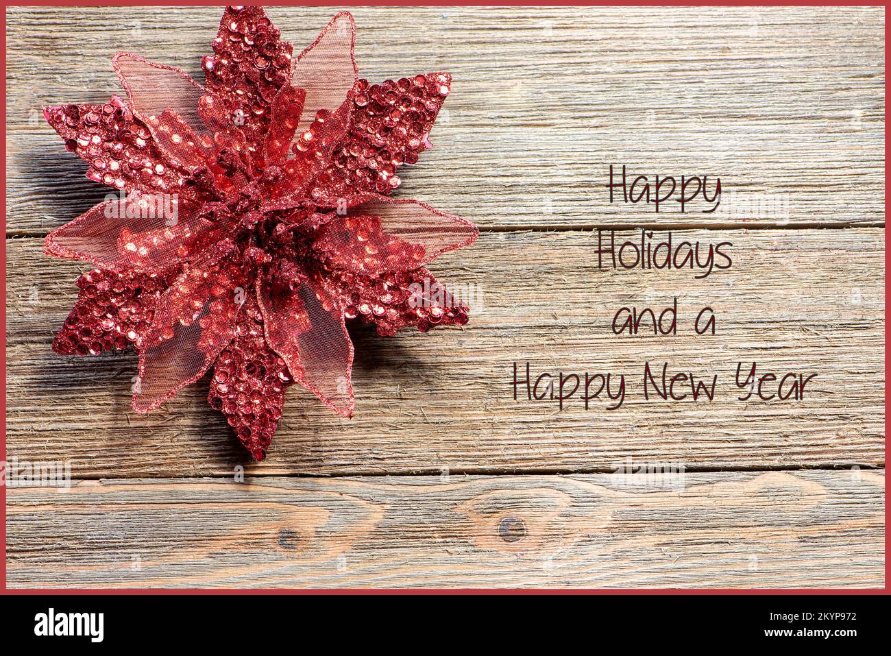 Rotes Weihnachtsschmuck mit Holzhintergrund, Bauernhaus-Stil, „Happy Holidays“-Text Stockfoto