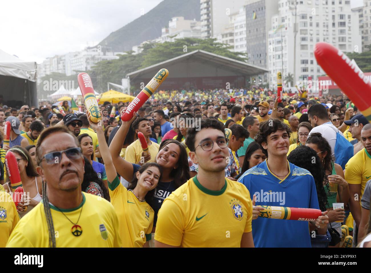Eine Menge brasilianischer Fans versammelt sich, um die Fußballnationalmannschaft bei der FIFA-Weltmeisterschaft auf der Arena des Fanfestivals zu unterstützen Stockfoto
