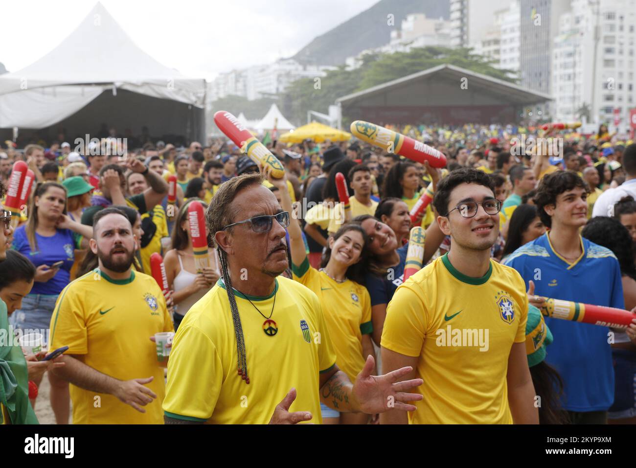 Eine Menge brasilianischer Fans versammelt sich, um die Fußballnationalmannschaft bei der FIFA-Weltmeisterschaft auf der Arena des Fanfestivals zu unterstützen Stockfoto