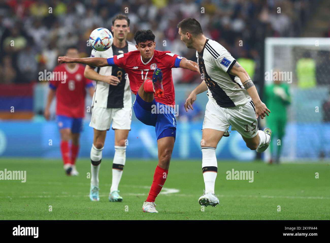 Doha, Katar. 01.. Dezember 2022. Jelzin Tejeda (L) aus Costa Rica in Aktion mit Niklas Sule von Deutschland während des Gruppenspiels der FIFA-Weltmeisterschaft 2022 im Al Bayt Stadion in Doha, Katar, am 01. Dezember 2022. Foto: Chris Brunskill/UPI Credit: UPI/Alamy Live News Stockfoto