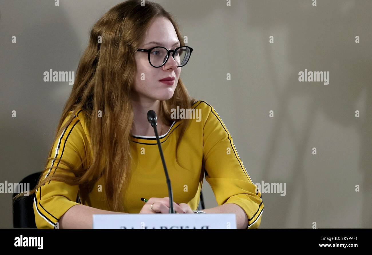 Sotschi, Russland. 01.. Dezember 2022. Postgraduiertenstudentin an der Akademie für Management und öffentliche Verwaltung in Donezk Alexandra Zalavskaya, hört Diskussionen während des 2.. Kongresses junger Wissenschaftler und Management Personal Pool Programm für Wissenschaft, Technologie und Hochschulbildung im Sirius Science and Art Park am 1. Dezember 2022 in Sotschi, Russland. Kredit: Mikhail Metzel/Kreml Pool/Alamy Live News Stockfoto