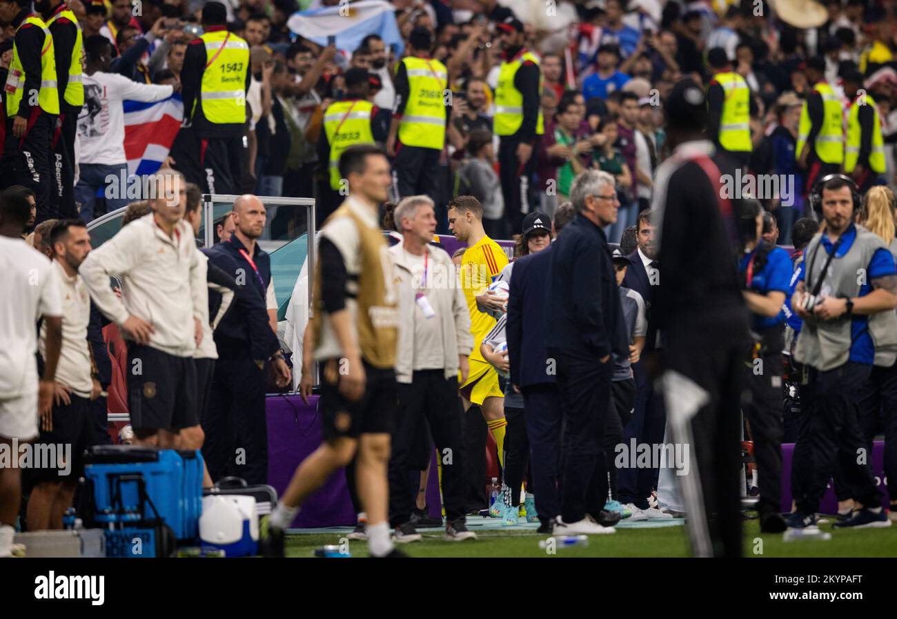 Doha, Katar. 1.. Dezember 2022. Torwart Manuel Neuer (Deutschland) verlässt die PitchCosta Rica - Deutschland Costa Rica - Deutschland Weltmeisterschaft 2022 in Katar 01.12.2022 Kredit: Moritz Muller/Alamy Live News Stockfoto