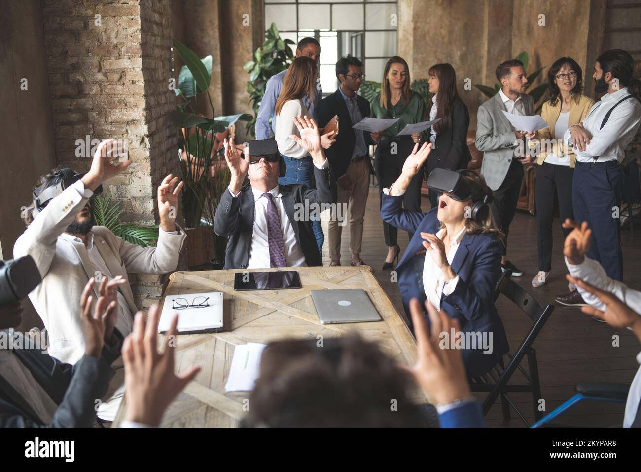 Multiethnisches Business-Team nutzt virtuelle Realität in kreativen Bürobesprechungen – Finanz- und Ingenieurbesprechung mit Virtual-Reality-Simulator. Stockfoto