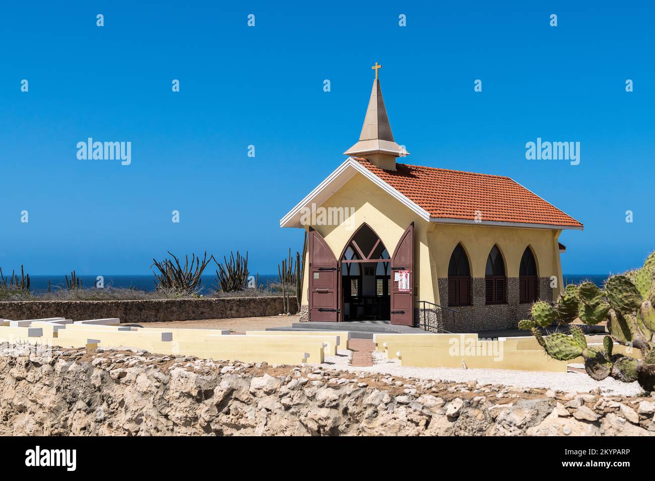 Gelbe kleine Kapelle Alto Vista auf Aruba an sonnigen Tagen und blauem Himmel Stockfoto