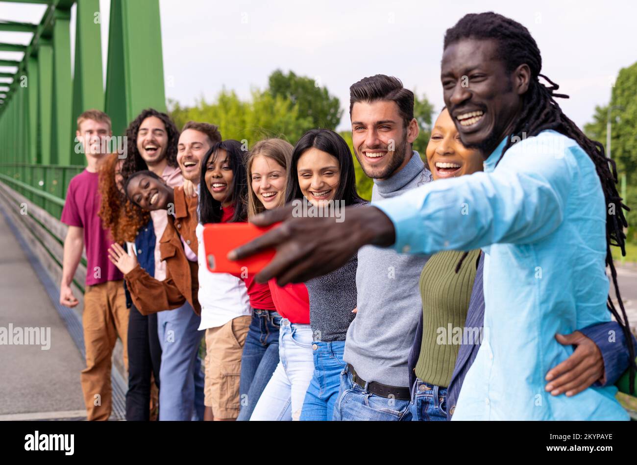 Fröhliche internationale, glückliche Freunde, die Selfies auf Reisen in Spanien machen Stockfoto