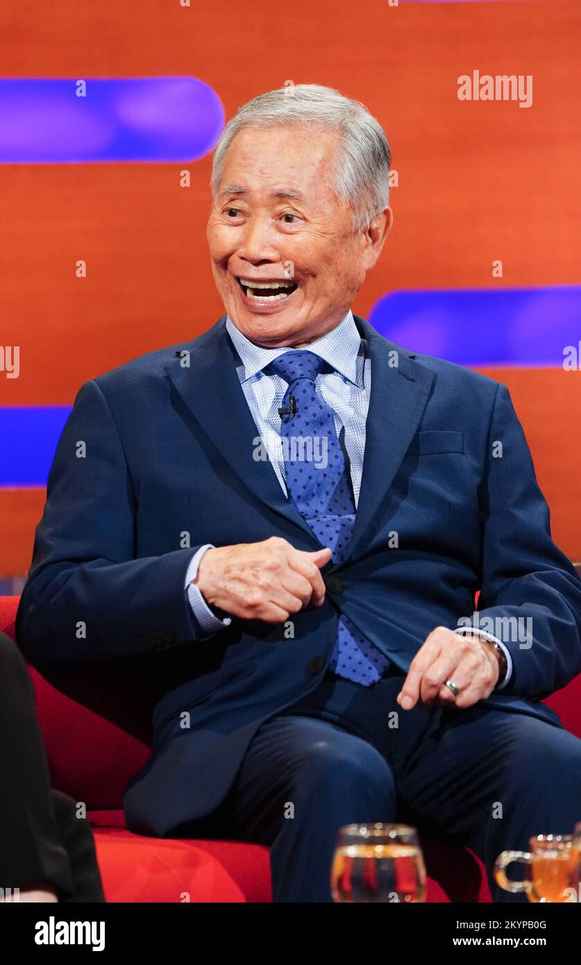 REDAKTIONELLE VERWENDUNG NUR von George Takei während der Dreharbeiten für die Graham Norton Show im BBC Studioworks 6 Television Centre, Wood Lane, London, die am Freitagabend auf BBC One ausgestrahlt werden. Foto: Donnerstag, 1. Dezember 2022. Stockfoto