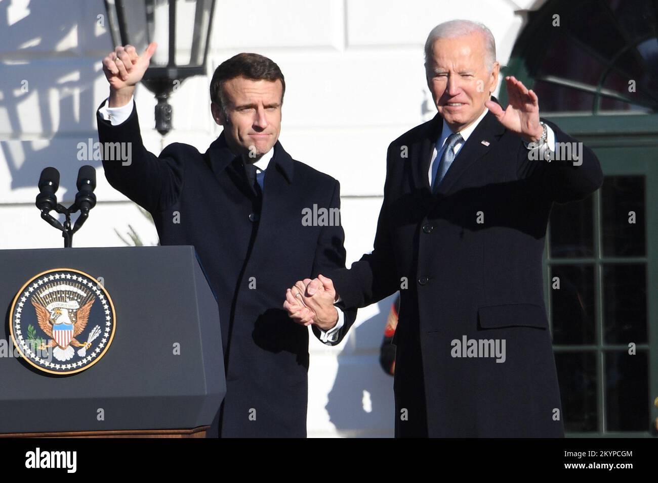 Washington, DC, USA. 30.. November 2022. 12/1/22 das Weiße Haus Washington DC. Präsident Joe Biden begrüßt den französischen Präsidenten Emmanuel Macron und First Lady Brigitte Macron im Weißen Haus. Der Tag begann mit einer staatlichen Ankunftszeremonie auf dem südlichen Rasen. (Kreditbild: © Christy Bowe/ZUMA Press Wire) Stockfoto