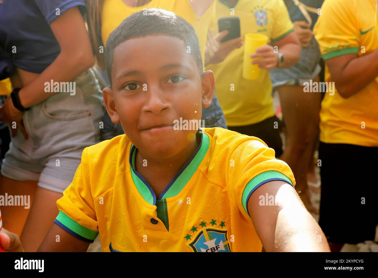 Brasilianische Fußballfans feiern auf einer Straßenparty, um die Nationalmannschaft bei der FIFA Fußball-Weltmeisterschaft 2022 in Katar zu unterstützen Stockfoto