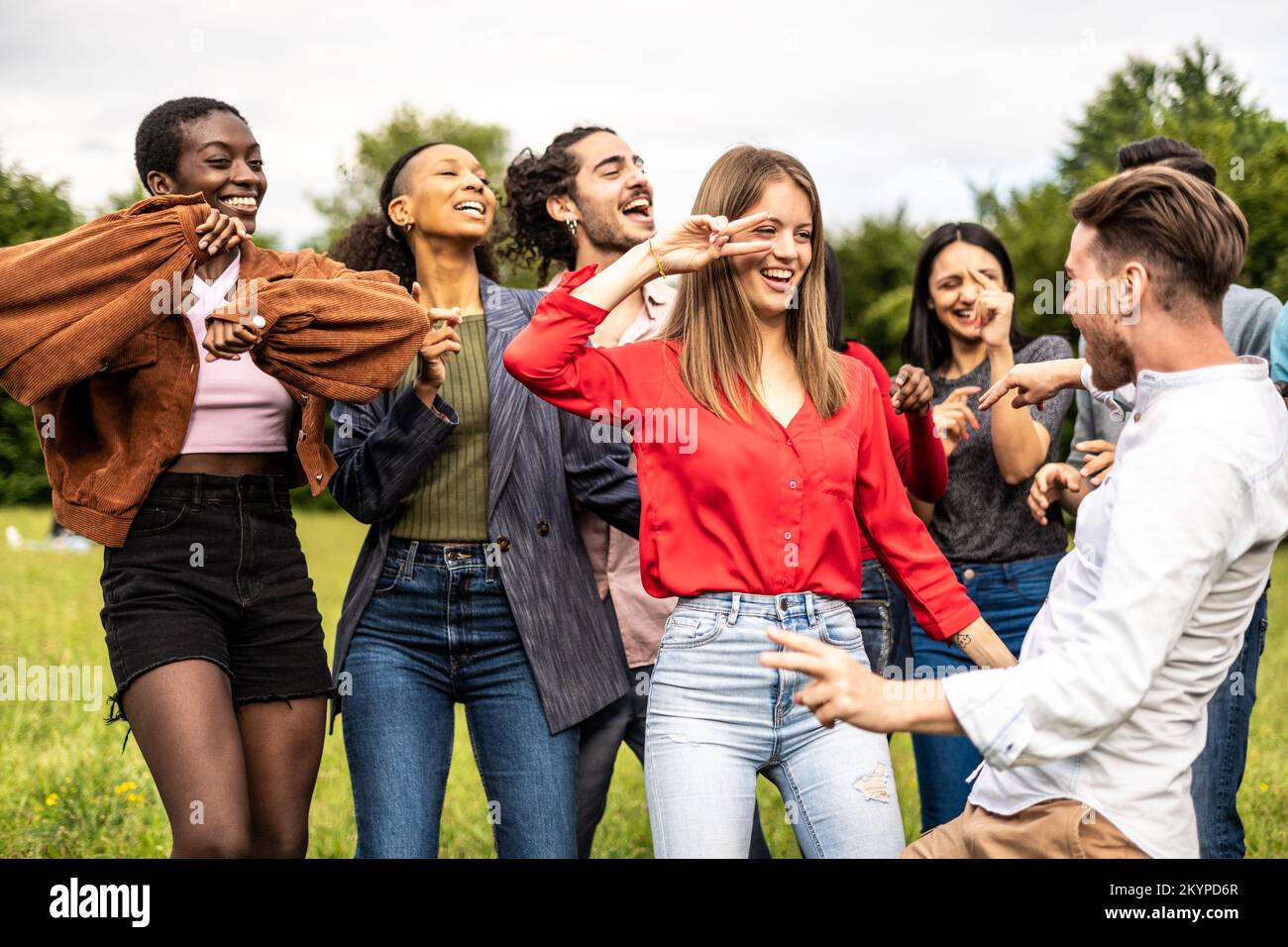 Multiethnische Gruppe von Freunden, die im Park tanzen - multiethnische Freunde, die Spaß auf dem Universitätscampus haben Stockfoto