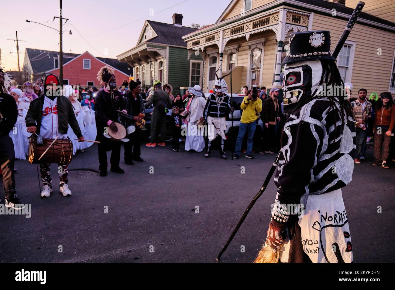 New Orleans, Louisiana, USA. 1.. März 2022. Im Rahmen der Mardi-Gras-Feiern am 01. März 2022 in New Orleans, Louisiana, USA, beobachten die Besucher, wie die North Side Skull und die Bone Gang ihren Fat Tuesday vor Sonnenaufgang durch das Viertel marschieren. Die North Side Skull and Bone Gang stammt aus den 1800er Jahren und erinnert alle daran, dass der Tod immer nahe ist. New Orleans sieht eine Rückkehr zum Mardi Gras Feierlichkeiten nach 2021 wurden alle Paraden wegen der Covid-19 Pandemie abgesagt. (Kreditbild: © Dan Anderson/ZUMA Press Wire) Stockfoto