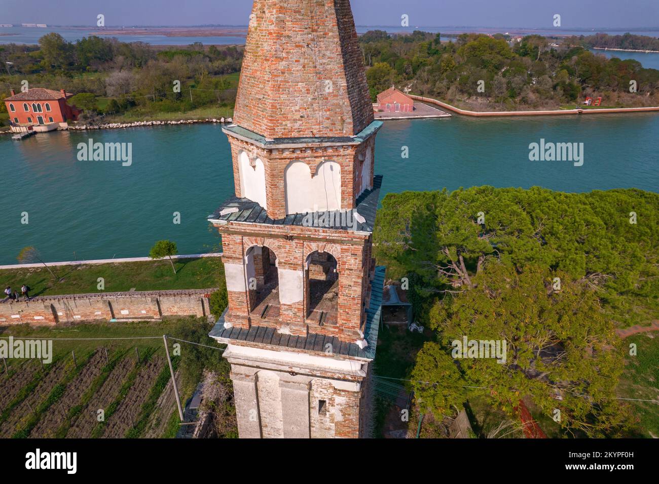 Luftaufnahme auf der Insel Mazzorbo in Venedig, Italien. Forte di Mazzorbo, alter Glockenturm, Weinberg und Mazzorbo Park. Stockfoto