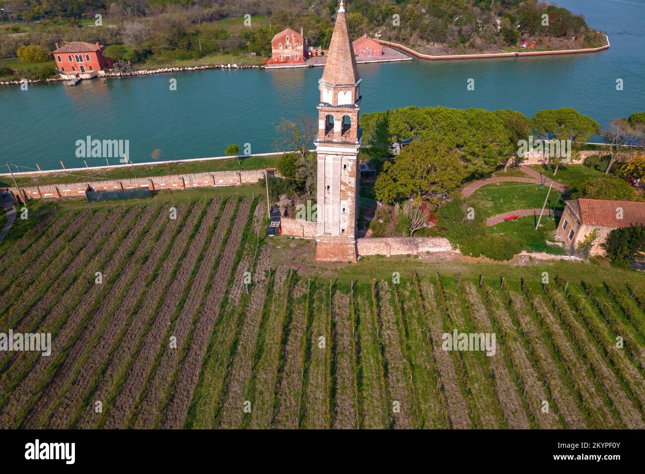 Luftaufnahme auf der Insel Mazzorbo in Venedig, Italien. Forte di Mazzorbo, alter Glockenturm, Weinberg und Mazzorbo Park. Stockfoto