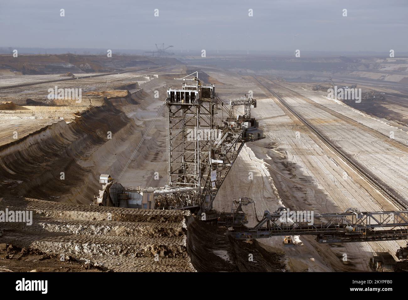 Bagger in einem Braunkohle- oder Braunkohlebergwerk in Deutschland Stockfoto