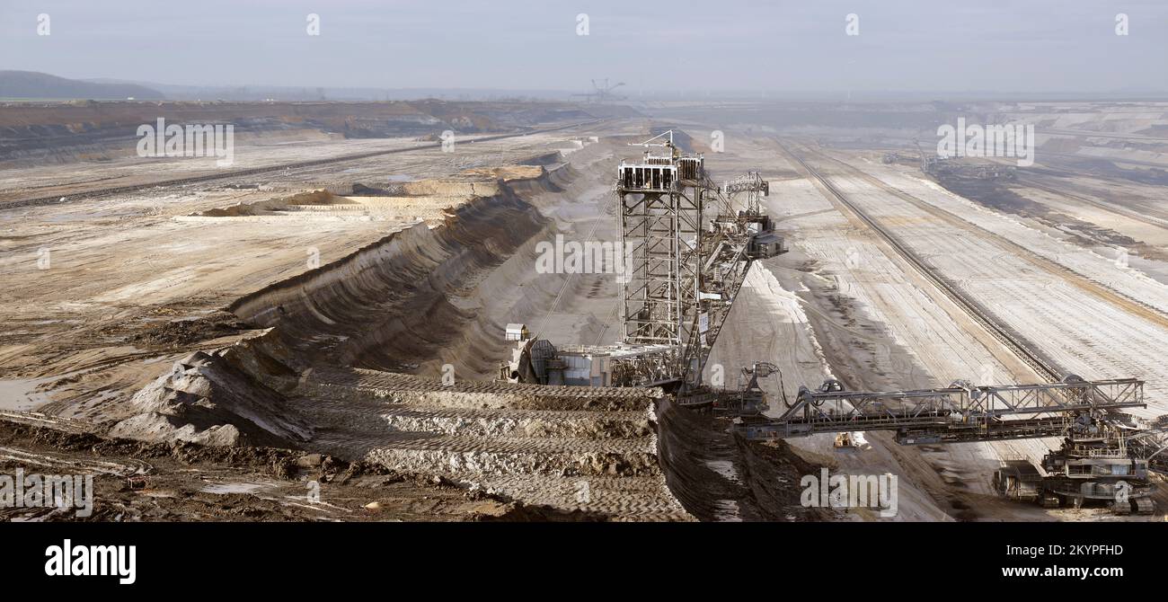 Bagger in einem Braunkohle- oder Braunkohlebergwerk in Deutschland Stockfoto