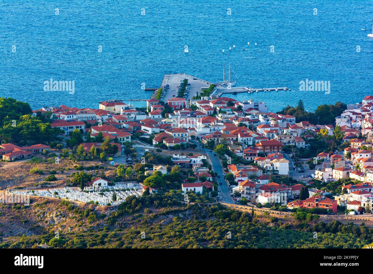 Draufsicht auf die berühmte und malerische Stadt Pylos, Präfektur Messinien, Peloponnes, Griechenland. Stockfoto