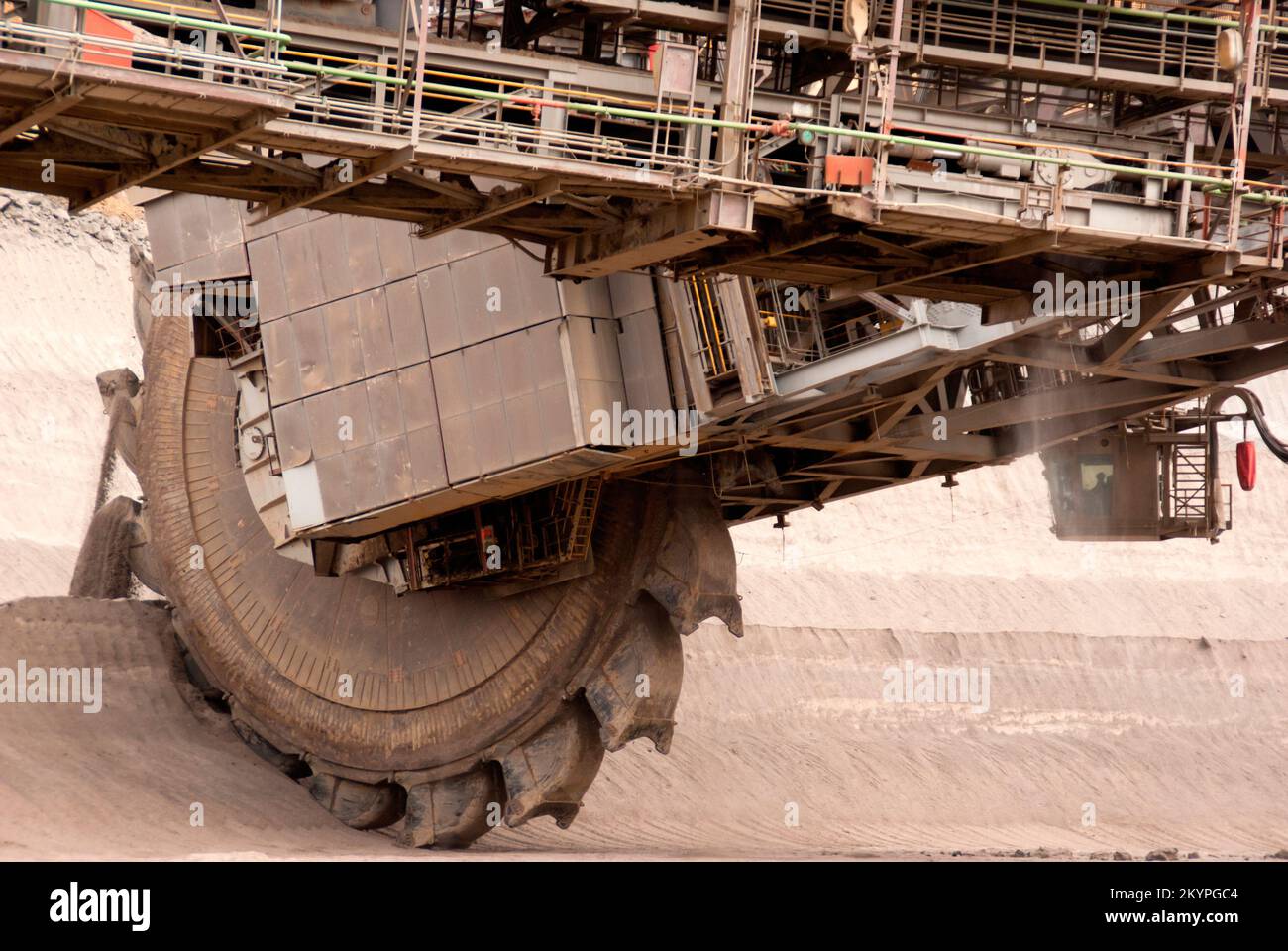 Bagger in einem Braunkohle- oder Braunkohlebergwerk in Deutschland Stockfoto