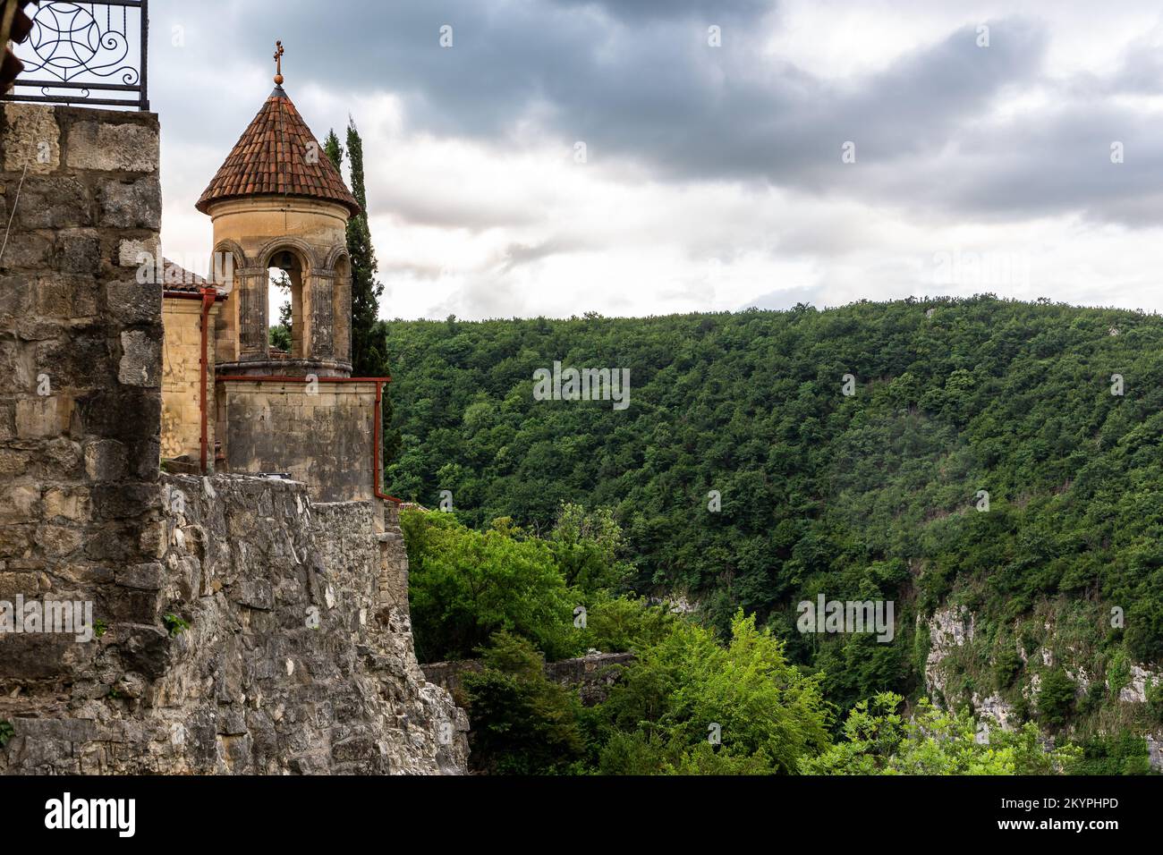 Glockenturm des Motsameta-Klosters, mittelalterliche orthodoxe Steinkirche aus dem XI. Jahrhundert auf einer Klippe inmitten üppiger Wälder in Georgien, Imereti Region. Stockfoto