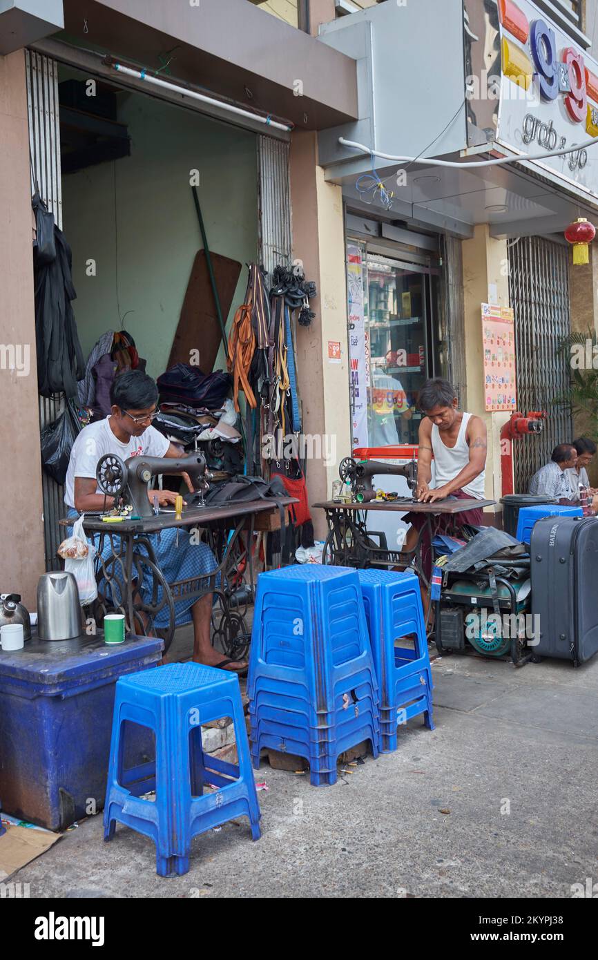 Straßenschneider in Yangon Myanmar Stockfoto