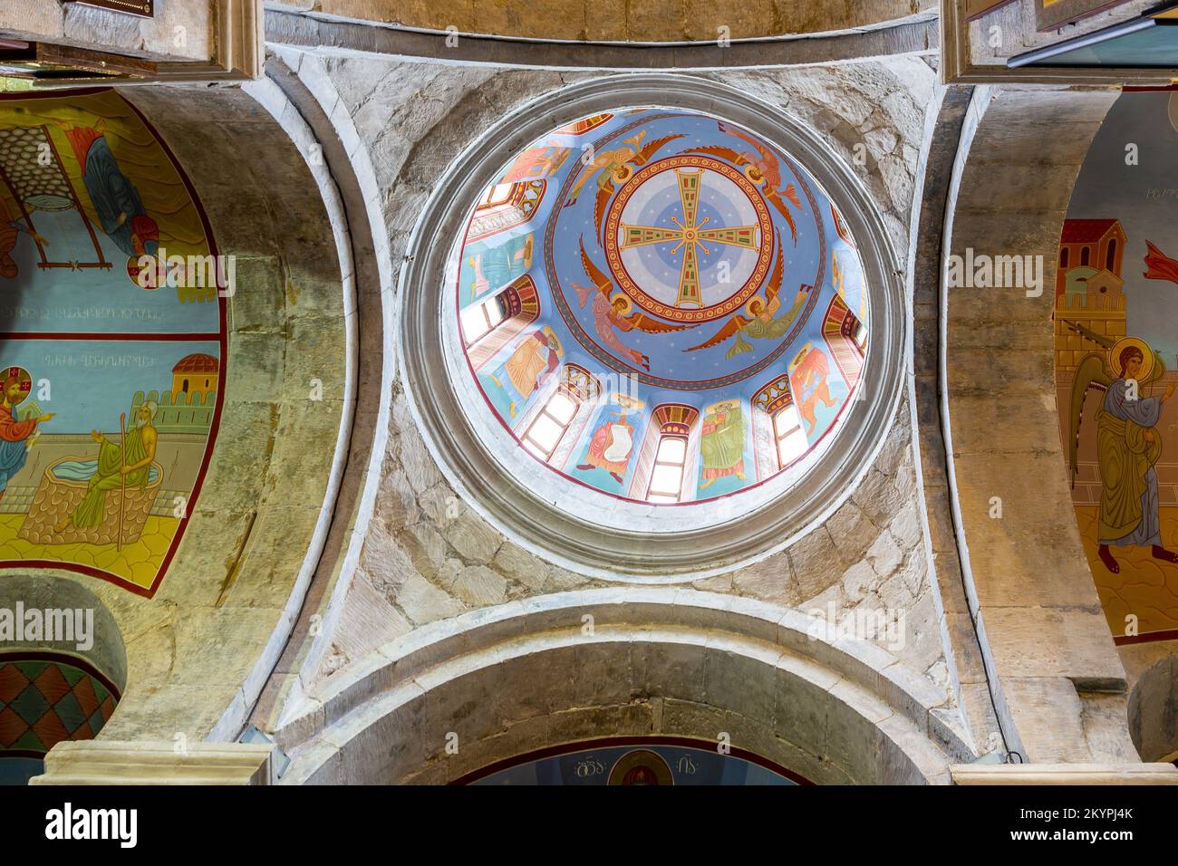 Motsameta, Georgien, 05.06.2022. Motsameta-Kloster mit Blick auf die Kuppel, farbenfrohe Gemälde und Fresken. Stockfoto