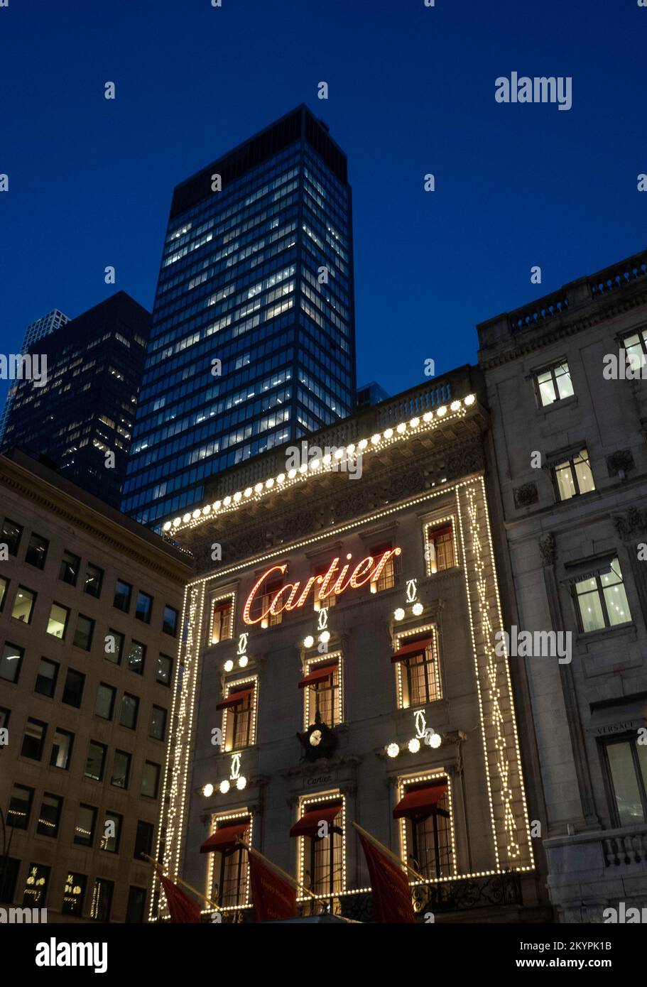 Das Cartier Mansion mit 2022 Weihnachtsdekorationen auf der Fifth Avenue, New York City, USA Stockfoto