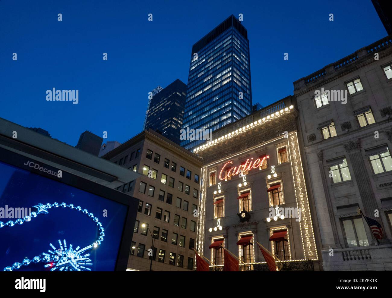 Das Cartier Mansion mit 2022 Weihnachtsdekorationen auf der Fifth Avenue, New York City, USA Stockfoto