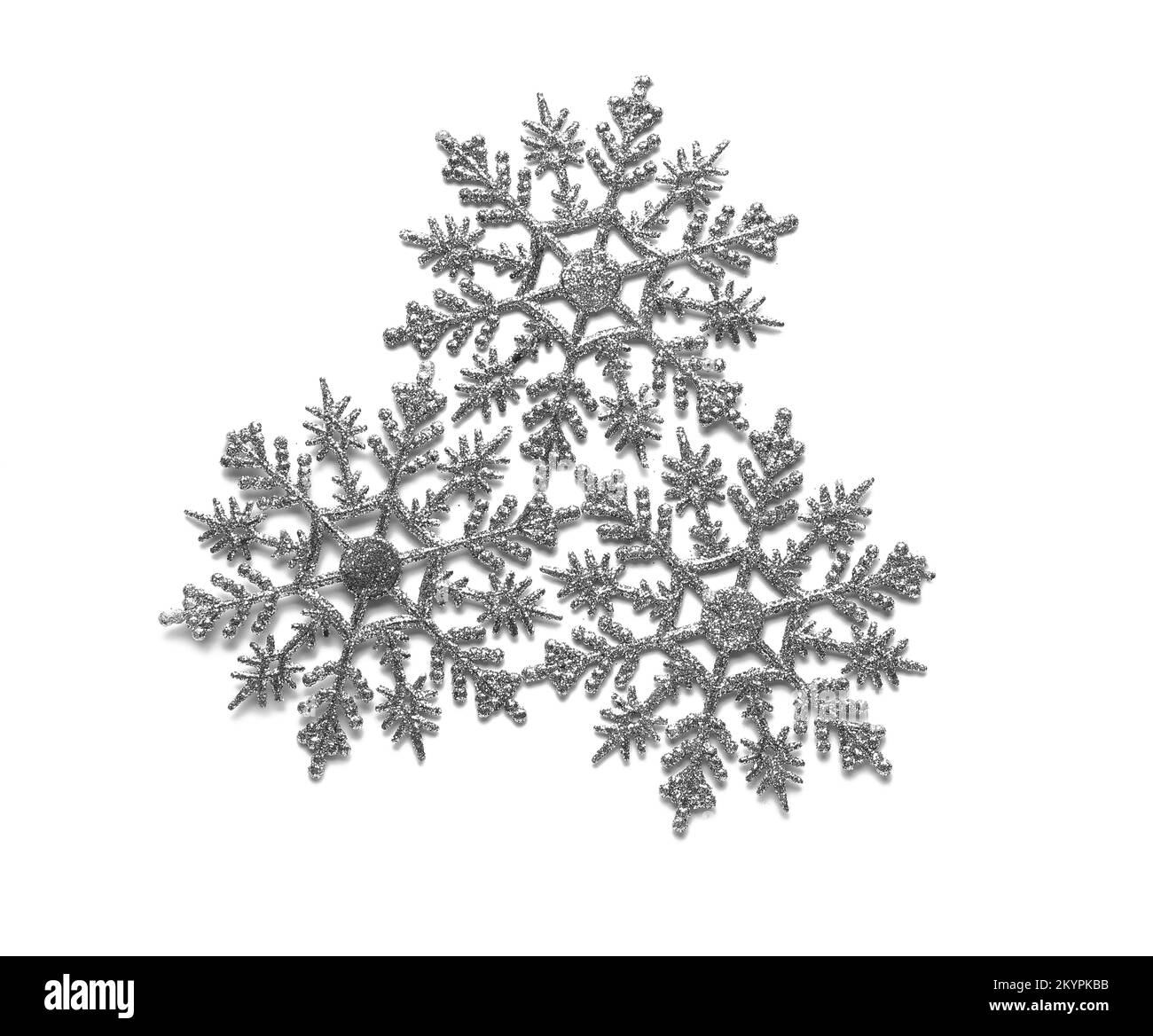 Wunderschöne Weihnachtsdekorationen in Form von Schneeflocken auf weißem Hintergrund Stockfoto