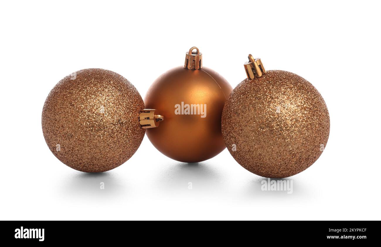 Drei goldene Weihnachtsbälle isoliert auf weißem Hintergrund Stockfoto