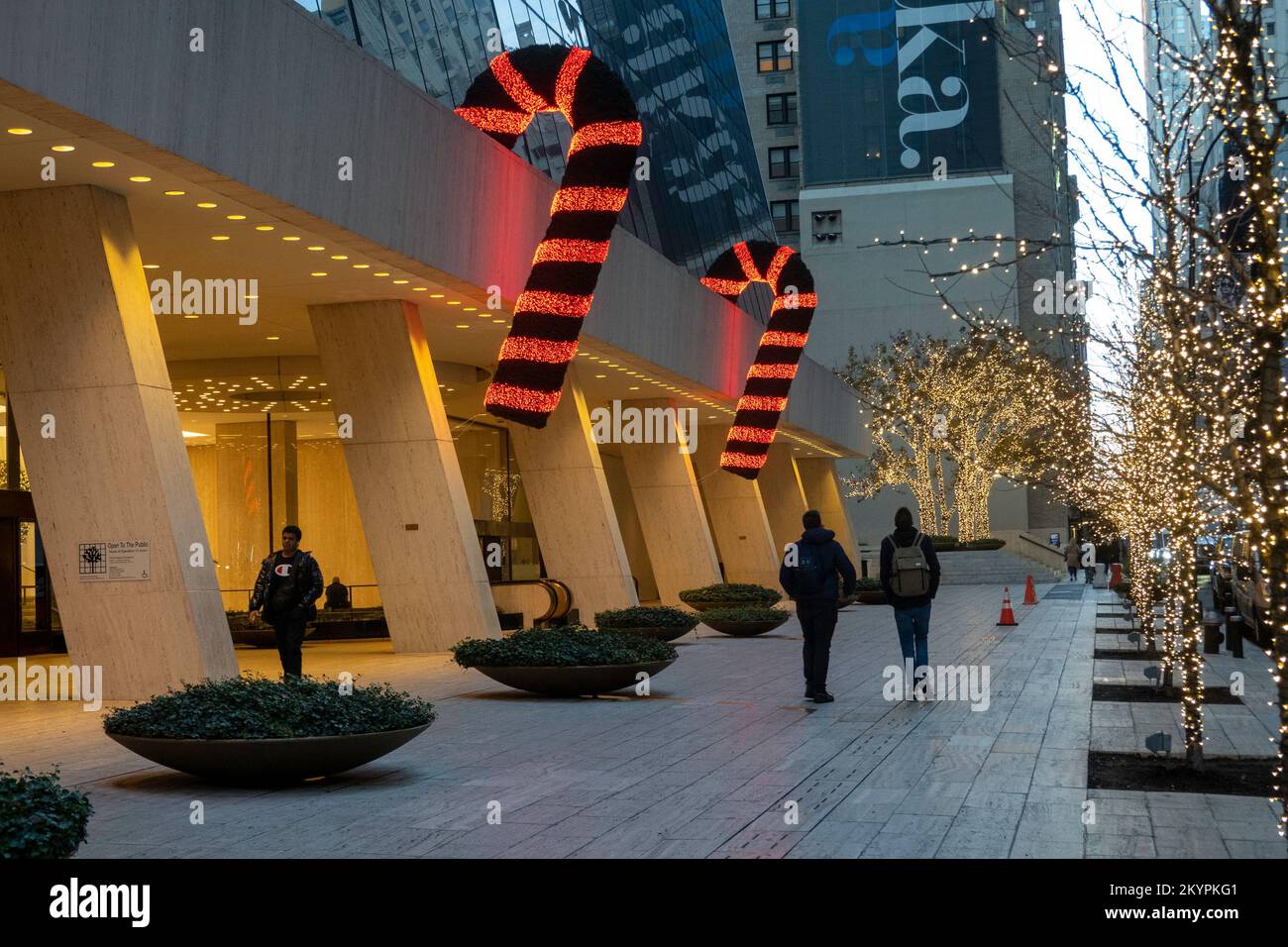 Das Solow Building ist während der Weihnachtszeit, NYC 2022, mit riesigen Zuckerstangen dekoriert Stockfoto