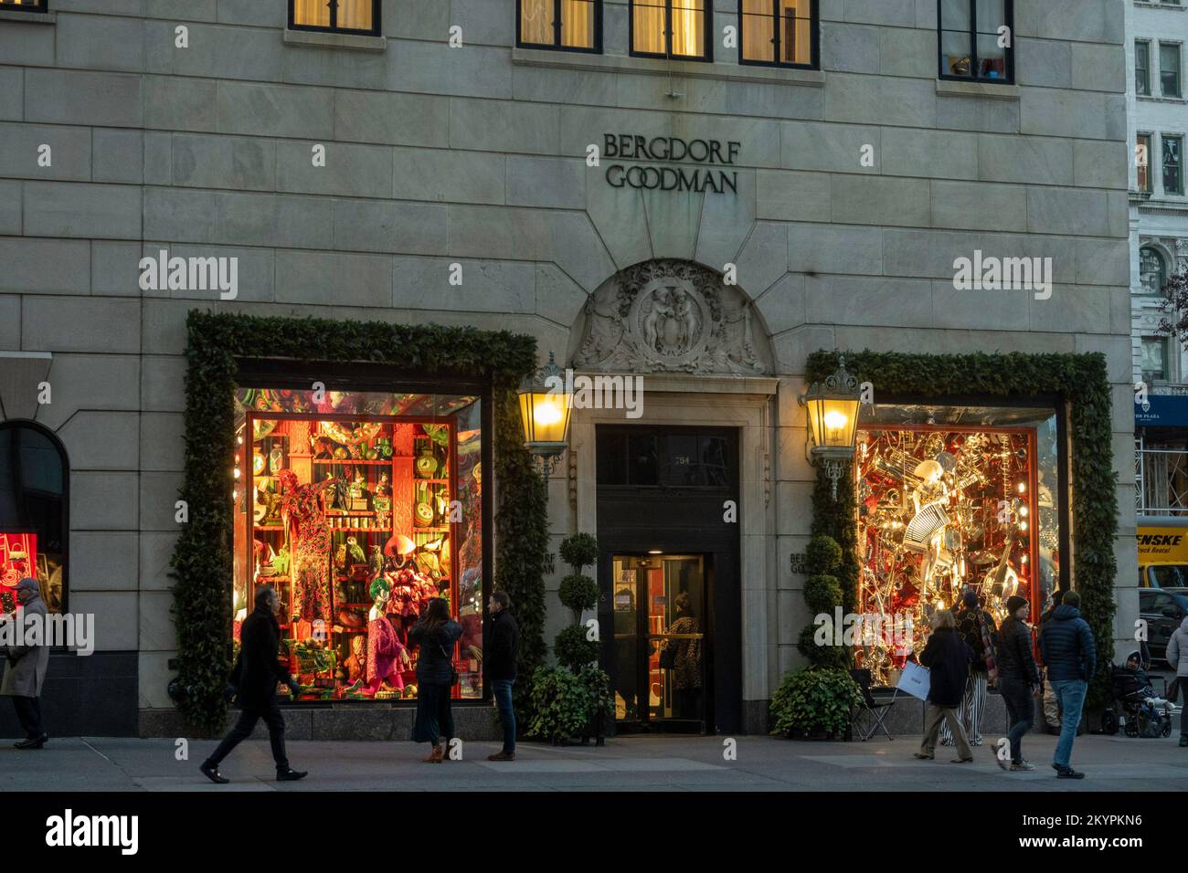Der Bergdorf Goodman Store ist ein luxuriöses Urlaubsziel an der Fifth Avenue in New York City, USA 2022 Stockfoto