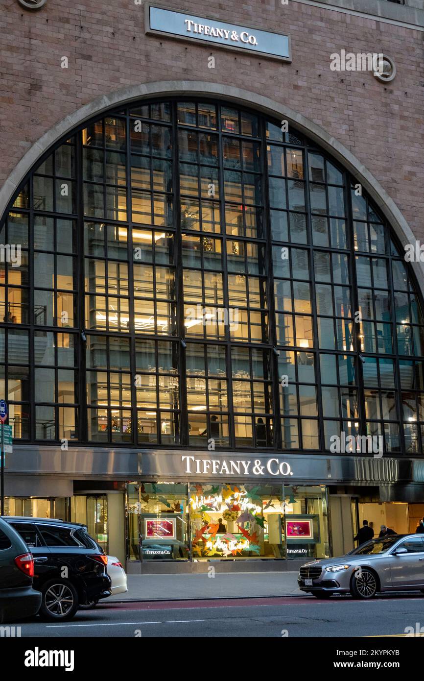 Tiffany & Co. Flagship ist ein luxuriöser Schmuck- und Accessoires-Shop, der sich vorübergehend in der 6 E. 57. Street, New York City, USA 2022, befindet Stockfoto
