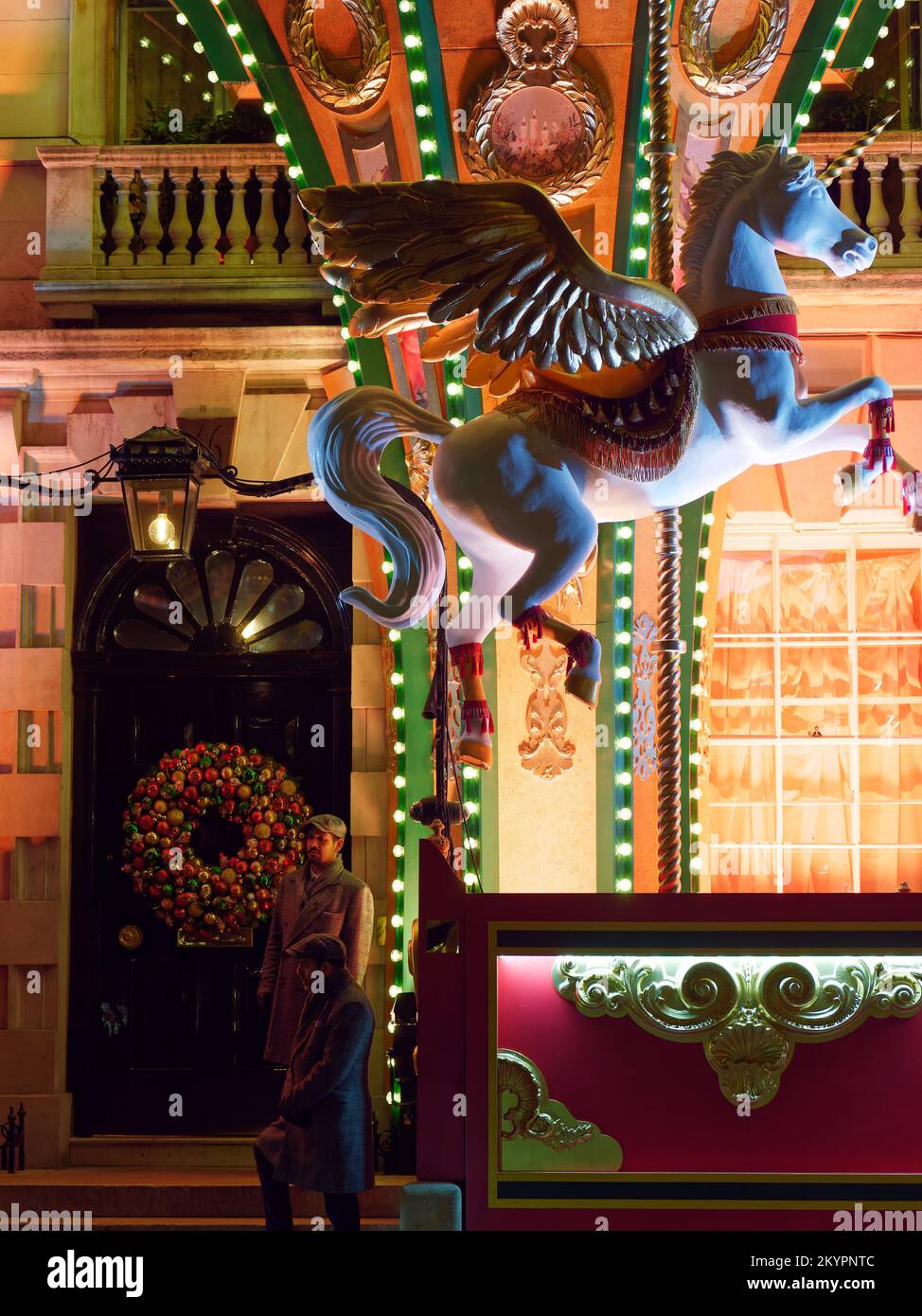 Annabels privater Club Weihnachtsfassade Carousel of Dreams bietet ein traditionelles Feeling-Thema mit Pegasus-Pferden. Berkeley Square London. Stockfoto