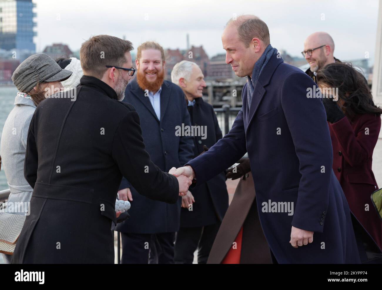 Der Prince of Wales (rechts) trifft seine Gäste bei einem Besuch der Boston Harbour Defences, um zu erfahren, wie Boston die Klimainnovation erfolgreich vorangetrieben hat, und um Bostons Küste zu sehen, während die Stadt mit steigendem Meeresspiegel konfrontiert ist. Foto: Donnerstag, 1. Dezember 2022. Stockfoto