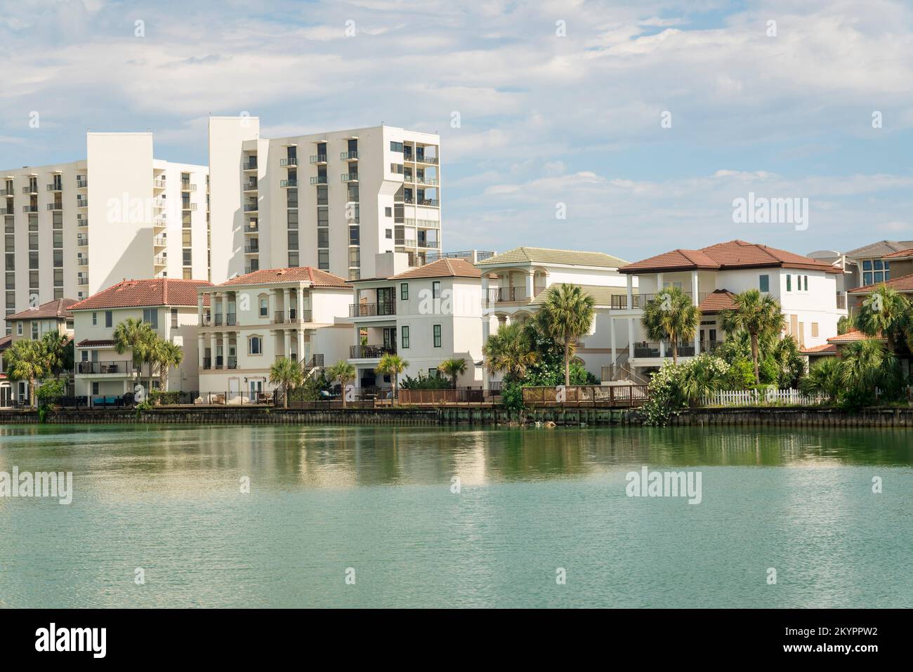 Blick auf dreistöckige Villen und Apartments mit Seeblick in Destin, Florida. Blick auf einen See vorne mit Brackwasser und eine Küste mit V Stockfoto