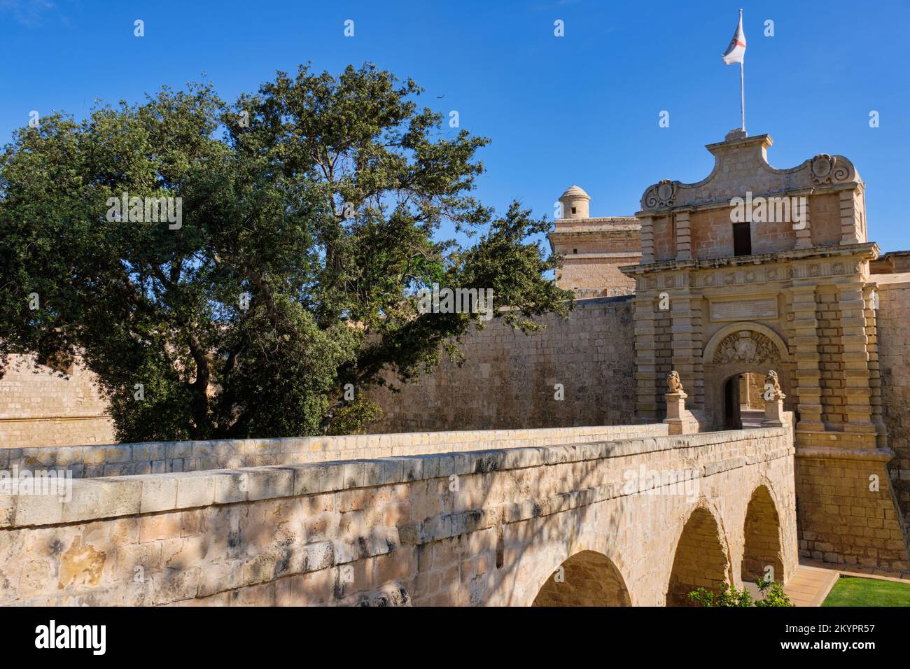 Das Mdina-Tor, auch bekannt als das Haupttor oder das Vilhena-Tor, der befestigten Stadt wurde 1724 im Barockstil erbaut - Mdina, Malta Stockfoto