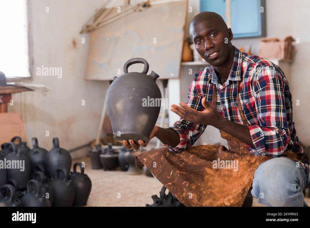 Potter Qualität von keramischen Objekten prüfen Stockfoto