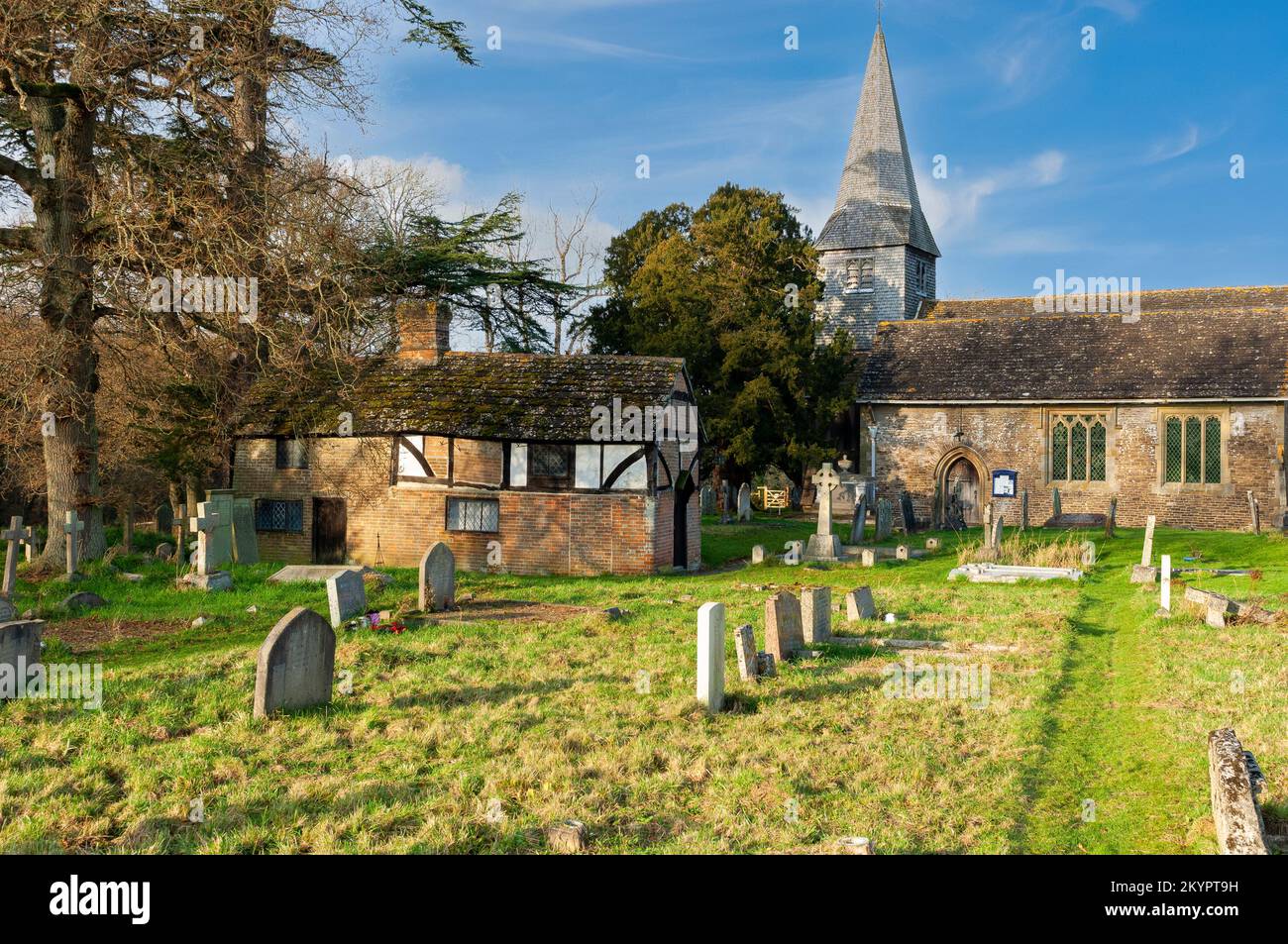 Die Kirche St. nicolas und das kleine Preistenhaus, Itchingfield, West Sussex Stockfoto