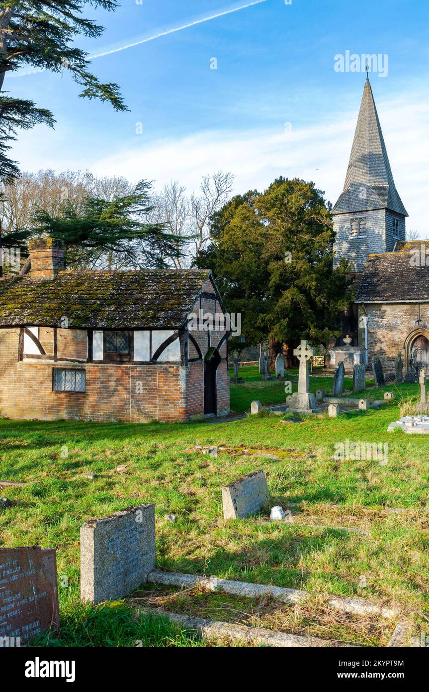 Die Kirche St. nicolas und das kleine Preistenhaus, Itchingfield, West Sussex Stockfoto