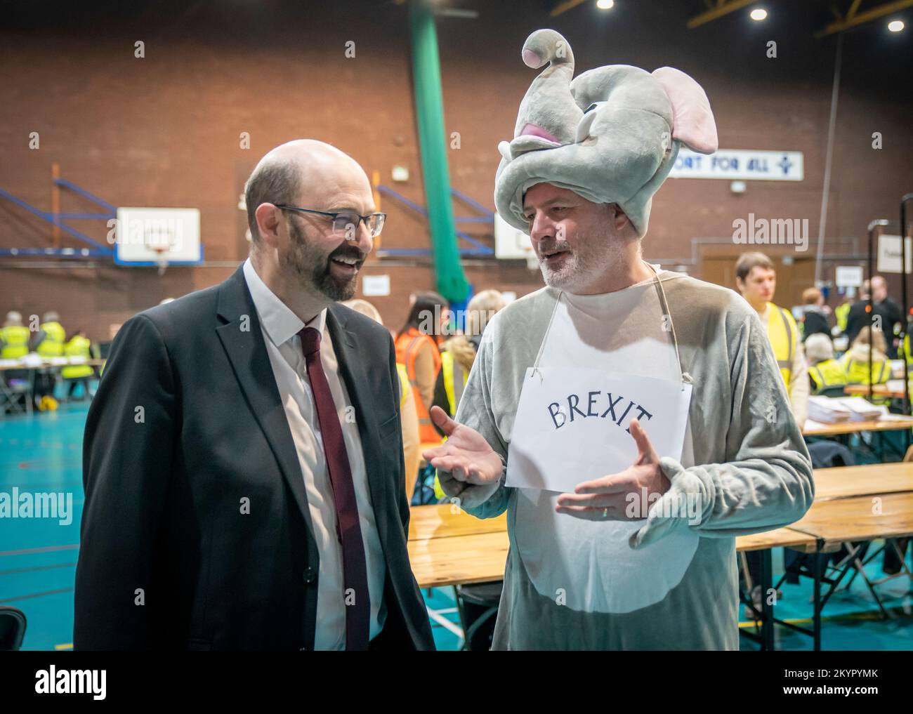 Mitglied der EU (rechts) während der Zählung im Northgate Arena Leisure Centre für die Nachwahl der Stadt Chester. Foto: Freitag, 2. Dezember 2022. Stockfoto