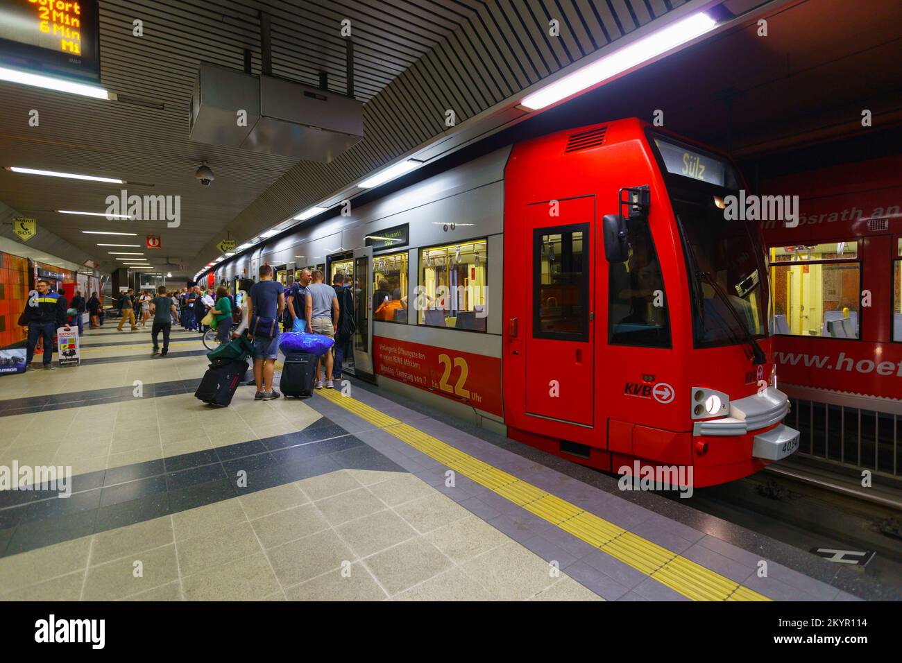 KÖLN, DEUTSCHLAND - 19. SEPTEMBER 2014: Köln Stadtbahn am Bahnhof. Die Kölner Stadtbahn ist ein Stadtbahnsystem in der deutschen Stadt Köln, i Stockfoto