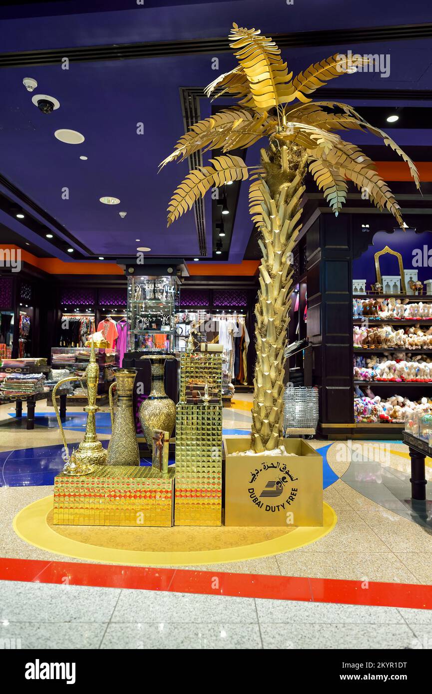 DUBAI, Vereinigte Arabische Emirate - 21. NOVEMBER 2015: Das Innere von Dubai Duty Free. Dubai Duty Free ist der weltweit größte Einzelflughafen Stockfoto