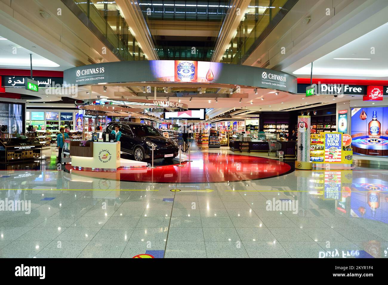 DUBAI, Vereinigte Arabische Emirate - 21. NOVEMBER 2015: Das Innere von Dubai Duty Free. Dubai Duty Free ist der weltweit größte Einzelflughafen Stockfoto