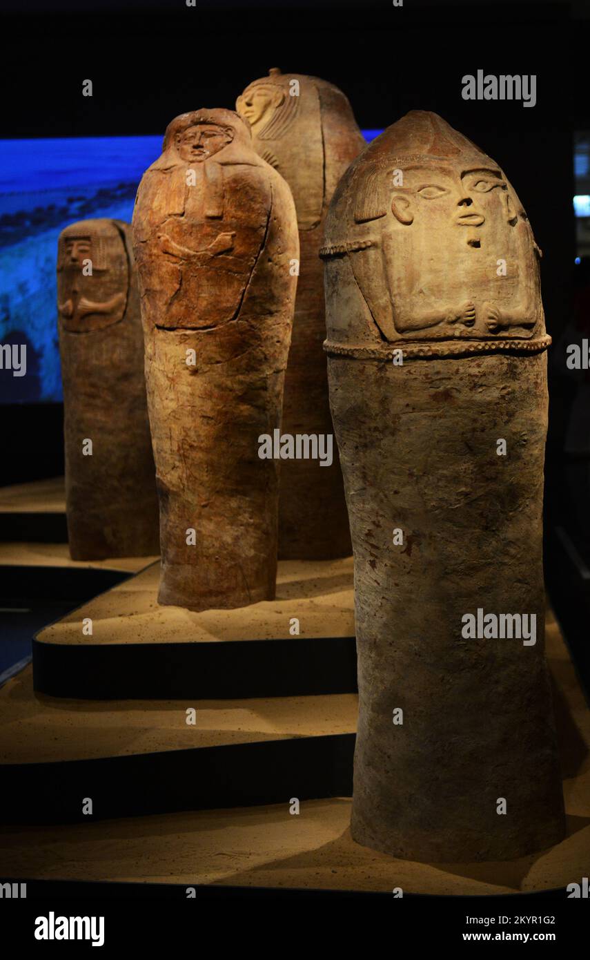 Töpfersarkophage aus Gaza im Israel-Museum in Jerusalem, Israel. Stockfoto